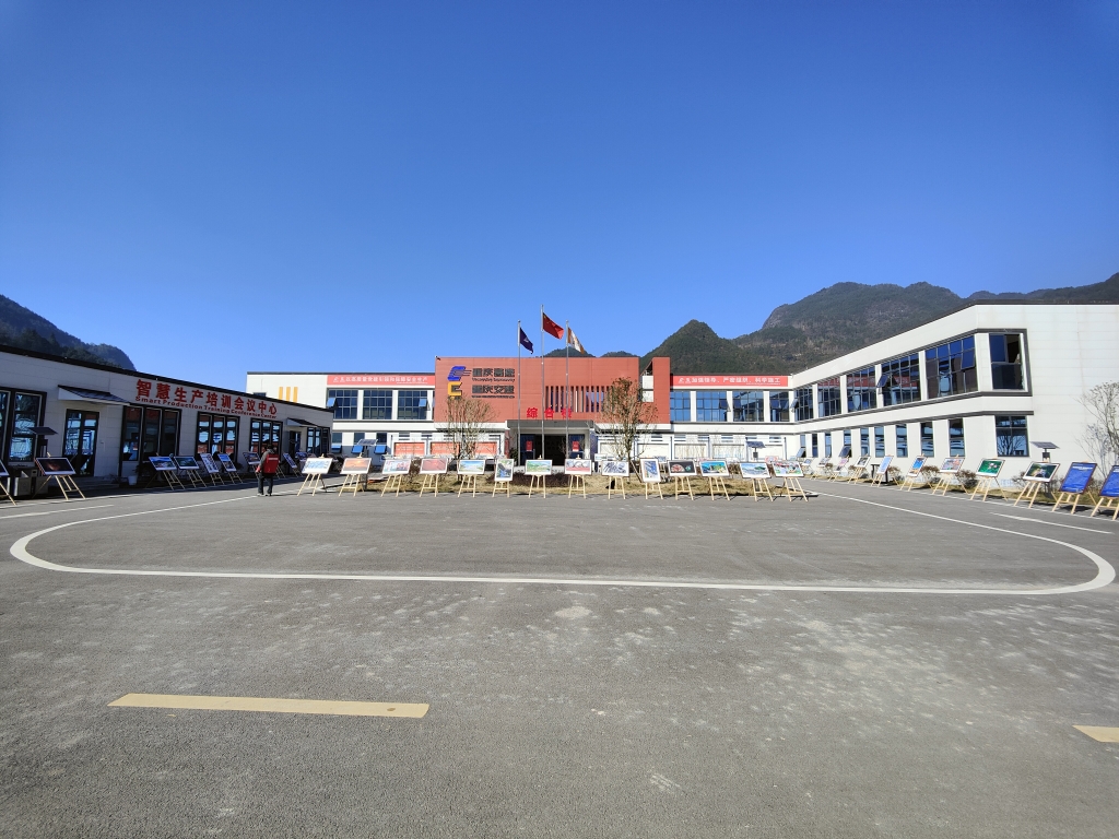 2022年11月14日，，，，，重庆122cc太阳集成游戏公路建设史上摄影展首次走进建设工地——巫云开公司组织“贯彻落实党的二十大精神 起劲开创巫云开建设新时势——巫云开122cc太阳集成游戏摄影巡展”。。。。。。 (1)