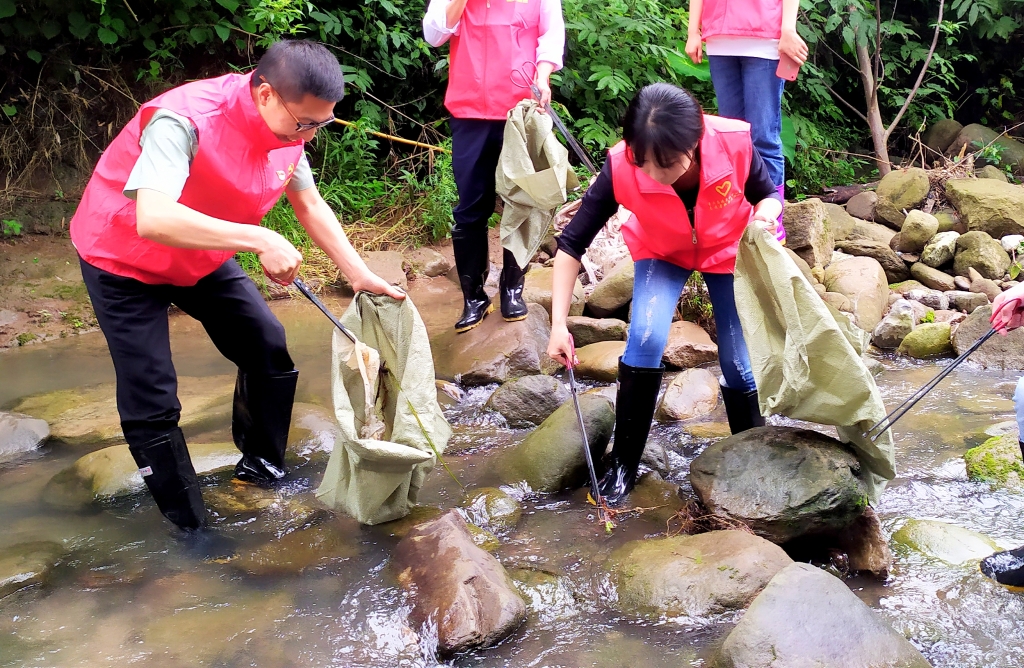 5.27日，，为了提倡“人与自然协调共生”，，天城治理中心党支部与天城镇诗仙社区党支部开展共建活动，，组织青年党员自愿者前往万州区天城镇永生河流域周围整理 ( (5)